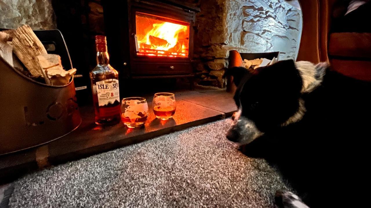 Carnmhor, Isle Of Skye - Stunning 242 Year Old Cottage On Its Own Sea Shore! Breakish Buitenkant foto