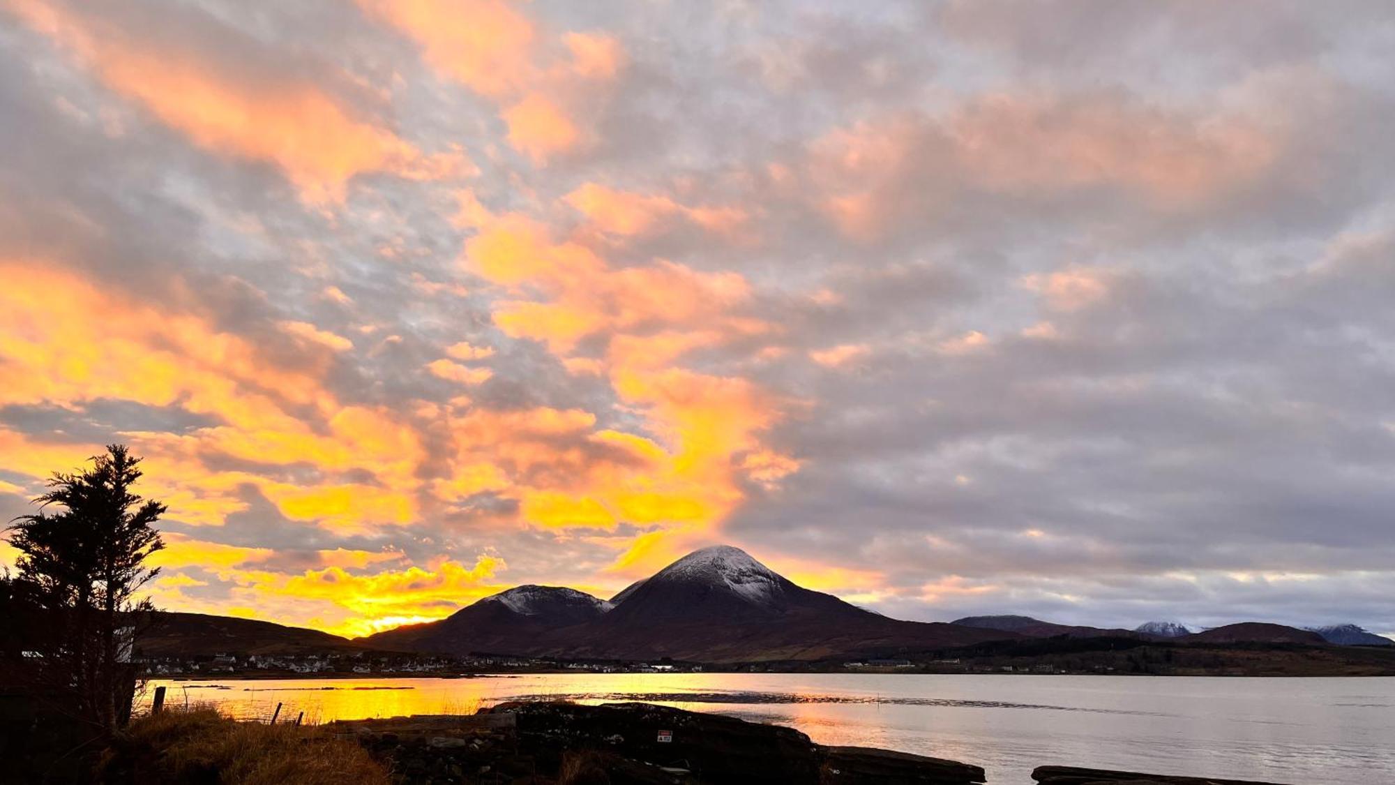 Carnmhor, Isle Of Skye - Stunning 242 Year Old Cottage On Its Own Sea Shore! Breakish Buitenkant foto